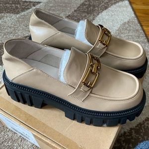 Leather loafers with chain
